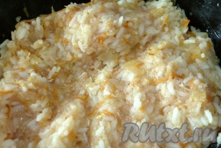Рис, мясной фарш, зажарку из моркови и лука перемешиваем, солим и перчим. Начинка для голубцов готова.
