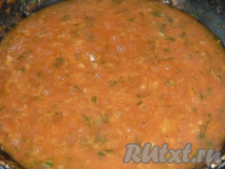 Приготовим соус для голубцов:

На тёрке трём 1 морковь и мелко нарезаем 1 луковицу. Обжариваем лук и морковь на растительном масле до золотистого цвета, добавляем муку и ещё несколько минут обжариваем, затем вливаем томатный сок, немного воды, добавляем порезанный укроп, соль, перец и перемешиваем. Готовим соус ещё 3-4 минуты.