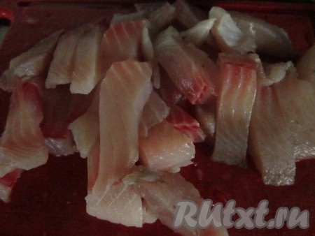 Пока овощи тушатся, порежьте рыбу кусочками, предварительно проверив, не остались ли в филе кости.