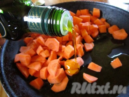 Нарезанную морковь немного потушить на оливковом масле.