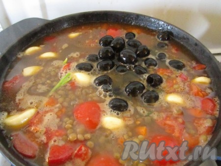 При желании можно положить в суп горсточку маслин без косточек. Варить чечевичную похлёбку ещё 5-7 минут. Затем дать настояться под закрытой крышкой минут 10.
