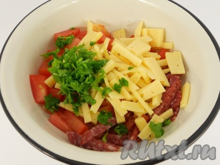 Петрушку измельчить, сыр нарезать тонкой соломкой и также добавить в салат.