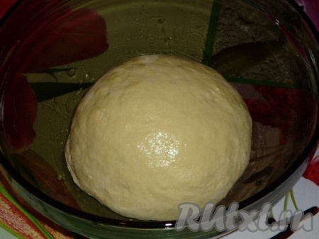 Прежде всего замесим тесто. Для этого в тёплом молоке (температура молока должны быть около 38-40 градусов) нужно растворить дрожжи с сахаром. Затем добавить яйцо, соль, растительное и растопленное (но не горячее) сливочное масло, тщательно перемешать. Всыпая порциями просеянную муку, замесить мягкое, эластичное тесто. Миску смазать растительным маслом, положить тесто, накрыть полотенцем и оставить в тёплом месте на 1 час.