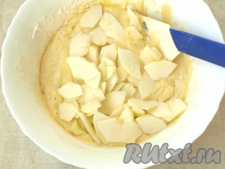 Яблоки почистить и нарезать тонкими ломтиками. Добавить их в тесто и перемешать.