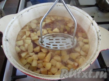 Варим ревень и яблоки в сиропе на небольшом огне около 10 минут до размягчения. Затем слегка раздавим кусочки картофельной толкушкой.