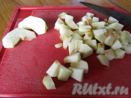 Яблоки тоже мелко режем.
