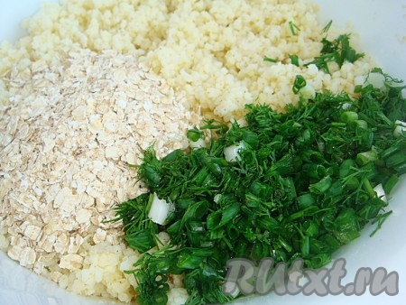 Укроп и зеленый лук мелко нарезать и также добавить в миску.