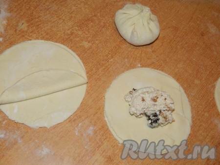 Два кружка сложить друг на друга, в серединку выложить часть начинки и завернуть творог в тесто, наподобие хинкали, как на фото.
