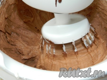 Добавляем во взбитые сливки творог и растопленный шоколад. Получившийся крем очень хорошо перемешиваем.
