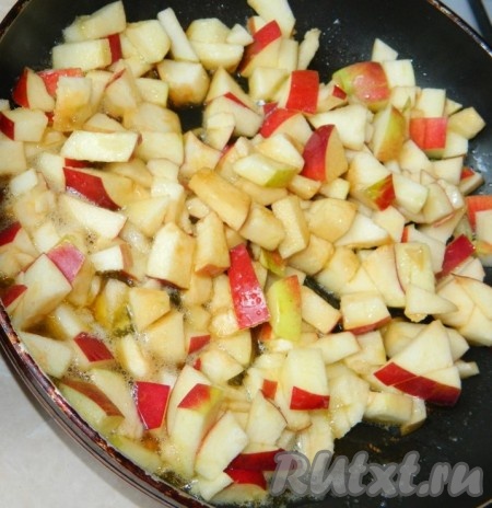 Растопить сливочное масло, добавить сахар, нарезанные яблоки, соевый соус  и потушить минут 10.