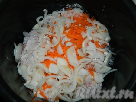Морковь и лук очищаем. На курицу выкладываем морковь, натёртую на крупной тёрке, и лук, нарезанный на полукольца (очень тонко резать лук не нужно).