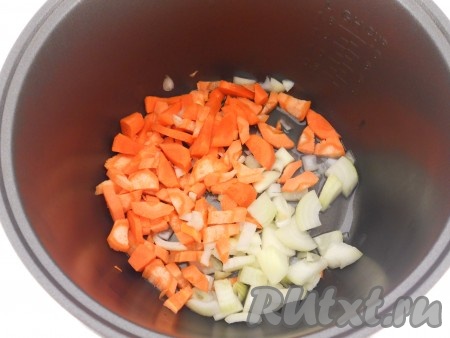 В чашу мультиварки влить растительное масло. Добавить нарезанные средними кусочками репчатый лук и морковь. Выставить режим "Выпечка" на 20 минут. Несколько раз овощи следует перемешать.
