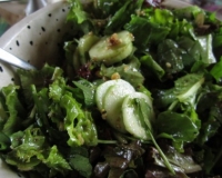 Зелёный салат с ореховой заправкой
