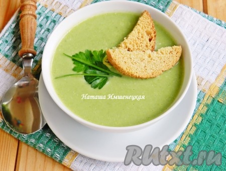 Вкусный и полезный суп-пюре из шпината со сливками готов. 
