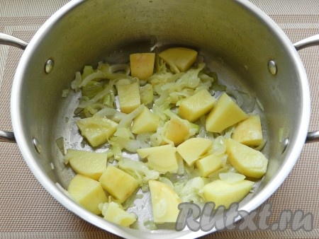 Картофель нарезать кубиками и добавить в кастрюлю. Влить 700 мл воды, посолить, поперчить и варить 5 минут.