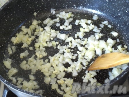 В сковороде растопить сливочное масло, добавить лук и чеснок, помешивая обжарить, пока лук не станет мягким.
