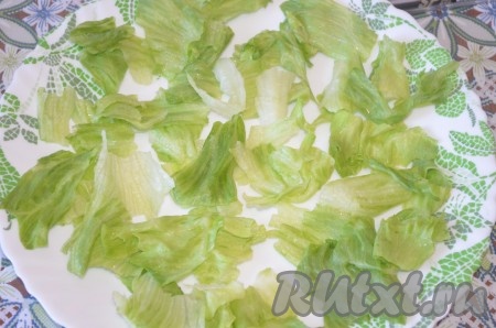 Курицу нарезать на кубики. Порвать листья салата, выложить на плоскую тарелку.
