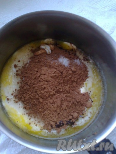 Сливочное масло растопить в кастрюльке, добавить сметану, сахар, какао и, помешивая, довести до кипения. Проварить пару минут для растворения сахара.
