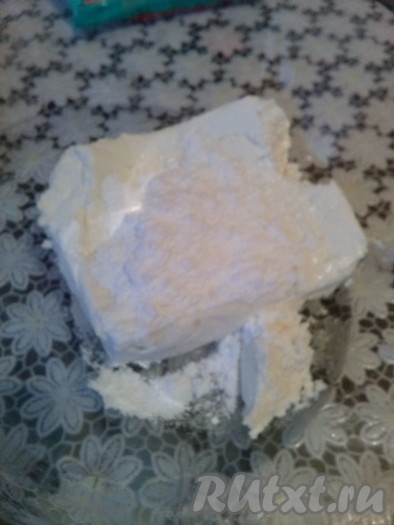 Приступаем к начинке:

Шаг 6. Для начала соединяем сыр с пудрой и ванильным сахаром. Перетираем вилкой. 