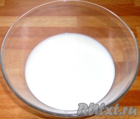 Молоко смешать с водой, подогреть примерно до 40 градусов, перелить в объёмную миску, добавить дрожжи и сахар, хорошо перемешать, добавить 0,5 стакана муки, перемешать.