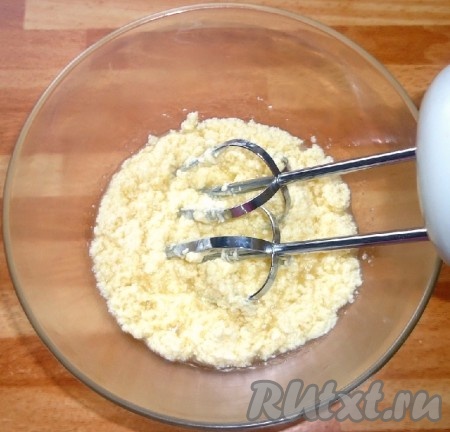 Размягчённое сливочное масло смешать с сахаром и ванилином. Добавить яйцо и взбить с помощью миксера.