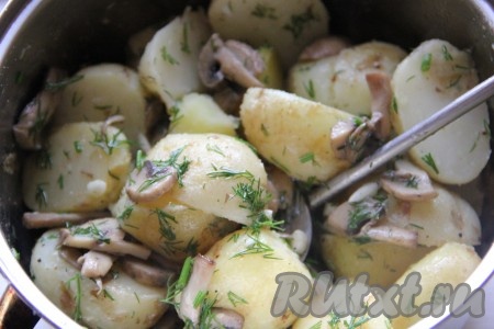 Добавить грибы к обжаренному молодому картофелю и перемешать.
