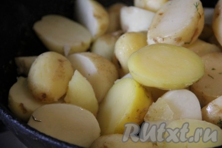 Обжарить картофель на сливочном масле со всех сторон до готовности.

