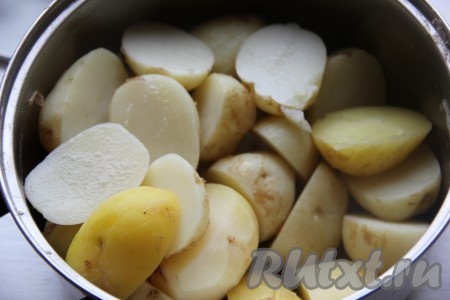 Молодой картофель очистить и отварить до полуготовности в соленой воде.
