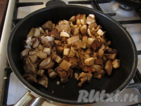 Тушим грибы на сковороде без масла, пока не выпарится сок.
