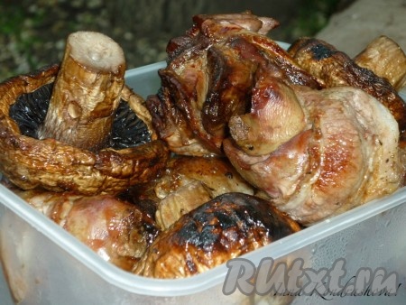 Куриная печень в беконе на мангале