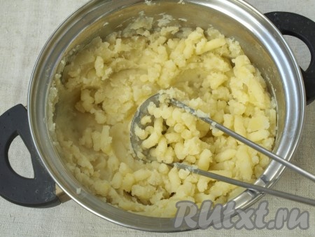 Из картофеля приготовить пюре. Для этого картофель очистить, помыть и нарезать кубиками. Залить водой и сварить до готовности. Воду слить, а картофель размять прессом. Дать остыть.
