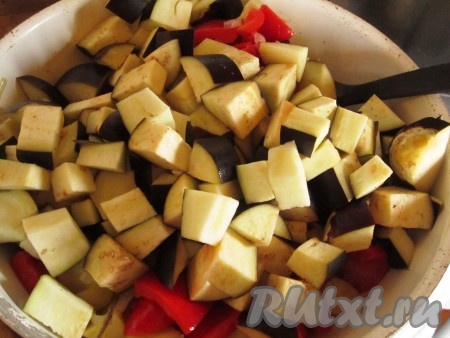 Баклажаны также нарезать крупными кубиками. Выложить к овощам в сотейник.