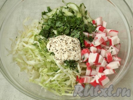 Салат с капустой, огурцом и крабовыми палочками заправить сметаной, посолить и поперчить по вкусу.
