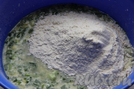 Затем добавить сахар, соль, 1 столовую ложку растительного масла и сырое яйцо, перемешать и начать постепенно добавлять муку, перемешивая тесто ложкой.