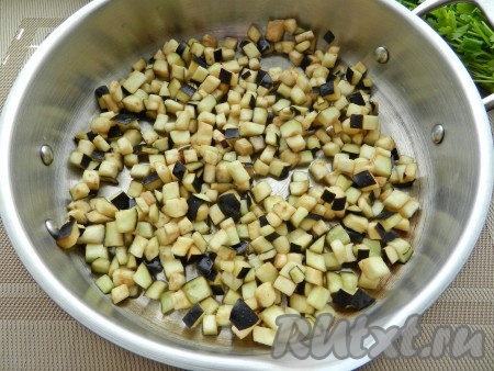 В сковороде разогреть растительное масло, обжарить нарезанный баклажан до румяности. Отложить обжаренные баклажаны в другую посуду.