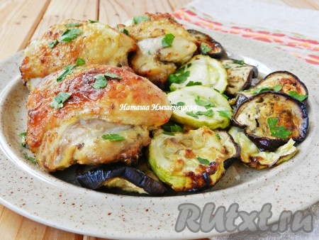 Подавать вкусные и ароматные куриные бедра, приготовленные в аэрогриле, в горячем виде вместе с запеченными овощами.
