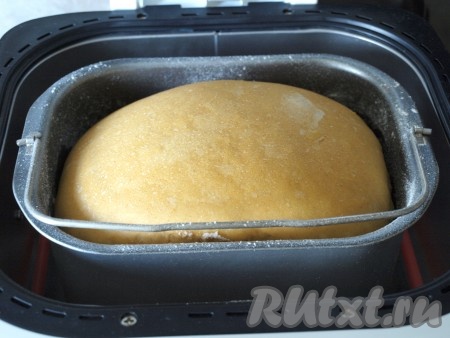 После выпечки хлебопечку открыть, извлечь ведёрко, дать немного остыть, вынуть хлеб и поставить на решётку.
