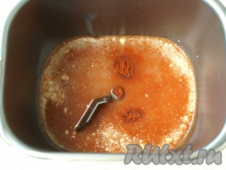 В ведёрко хлебопечки влить тёплую сыворотку, добавить соль, сахар и молотую паприку.
