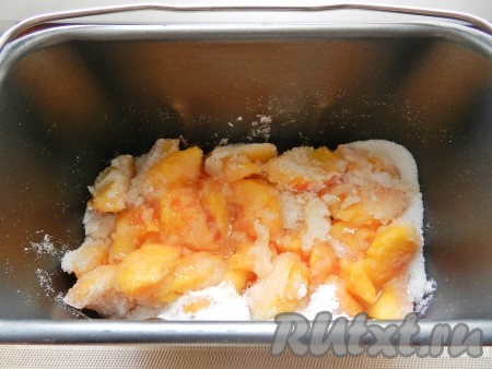 Выложить персики в контейнер хлебопечки, засыпать сахаром, встряхнуть, чтобы сахар равномерно распределился. Добавить лимонный сок.