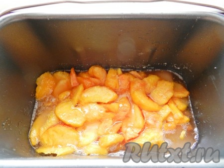 Оставить персики с сахаром на 2-3 часа, чтобы фрукты пустили сок. Затем установить контейнер в хлебопечку и включить режим "Варенье".