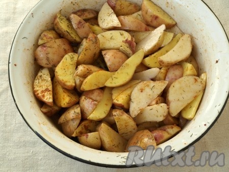 Миску накрыть большой тарелкой и хорошо встряхнуть, чтобы картофель равномерно смешался со специями и маслом.
