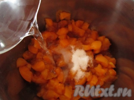 В кастрюльку с толстым дном поместите нарезанные абрикосы, добавьте соль и сахар (мне хватило 1 чайной ложки соли и 1 столовую ложку сахара, но это дело вкуса). Налейте в кастрюльку 1/2 стакана воды. Доведите абрикосы до кипения и варите на маленьком огне 15-20 минут.
