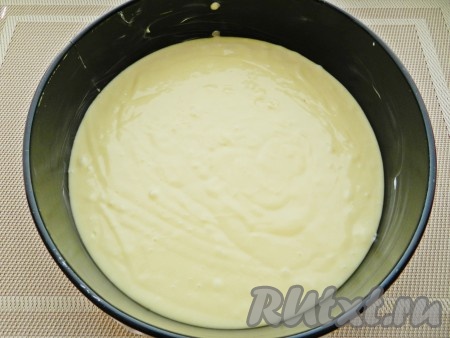 Форму для выпечки застелить бумагой, смазать сливочным маслом. Вылить тесто в форму.