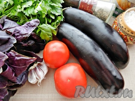 Ингредиенты для приготовления баклажанов, запечённых с моцареллой и помидорами в духовке