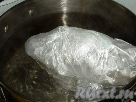 Поместить пакет с салом в кастрюлю с кипящей водой и варить 2-2,5 часа.
