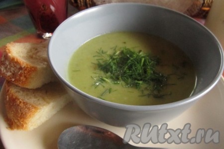 Нежный и ароматный суп-пюре с репкой и луком-пореем готов! При подаче посыпьте его свежей зеленью.
