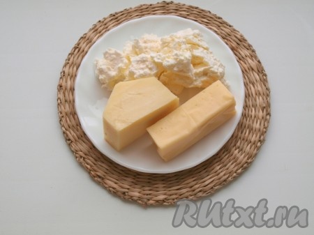 Подготовить сыр для начинки. Лучше использовать 2 вида сыра по своему вкусу и обязательно творог. Для приготовления этого блюда я использовала творог, моцареллу и эдам.

