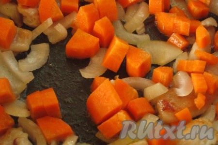 Морковь почистить и нарезать крупными кусочками. Добавить в сковороду к луку. Слегка обжарить на сале лук и морковь. 
