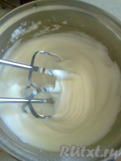 Для приготовления печенья "Савоярди" очень важно, чтобы тесто было густым и воздушным. Отделите желтки от белков. Сухую чистую посуду для взбивания (лучше металлическую) охладите с белками в холодильнике в течение 10 минут. Взбейте белки до мягких пиков с добавлением щепотки соли с помощью миксера. Затем постепенно, по 1 чайной ложке, добавьте 30 грамм сахара и продолжайте взбивать, пока сахар не растворится, а масса не станет гладкой и блестящей, проще говоря, до той поры, когда при переворачивании миски белки не будут вываливаться из неё. 