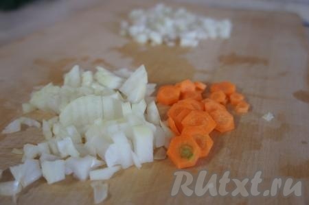 Лук и морковь очистить и мелко нарезать. Лук разделить на 2 равные части (одну часть лука будем обжаривать, вторую - добавим в фарш).
